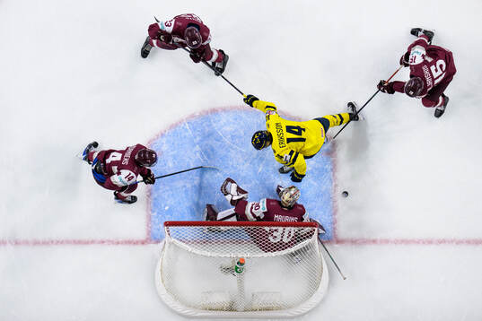 Bläddra bland fler bilder av 2026 IIHF World Junior Championship, day 8, quarterfinal, Sweden - Latvia