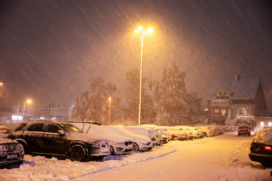 Snöoväder på parkeringsplatsen