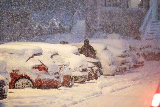 Insnöade bilar på parkeringen