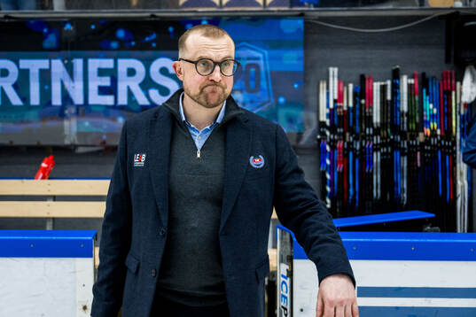 Oskarshamns huvudtränare Jeff Jakobs jublar