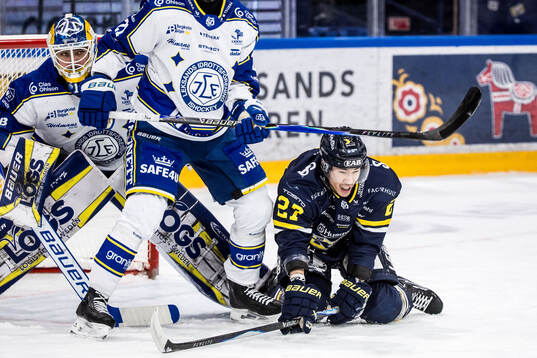 Leksands målvakt Marcus Gidlöf och HV71s Jonathan Ang