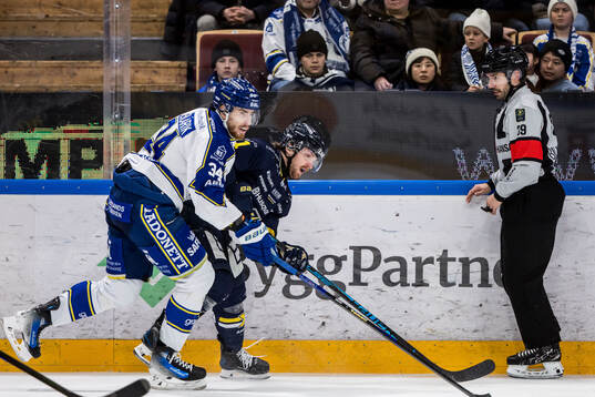 Leksands Peter Cehlarik och HV71s Riley Woods och Domare