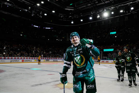 Färjestads David Tomasek jublar