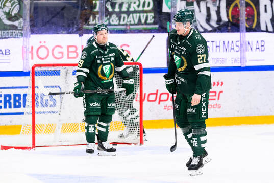 Färjestads Oskar Steen och Gabriel Carlsson deppar