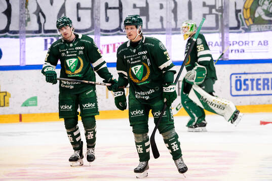 Färjestads Marian Studenic och Magnus Nygren deppar