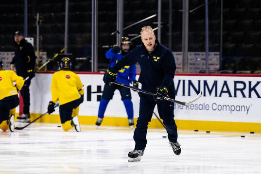 Head coach Magnus Hävelid of Sweden at a practice session
