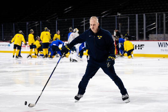 Head coach Magnus Hävelid of Sweden at a practice session