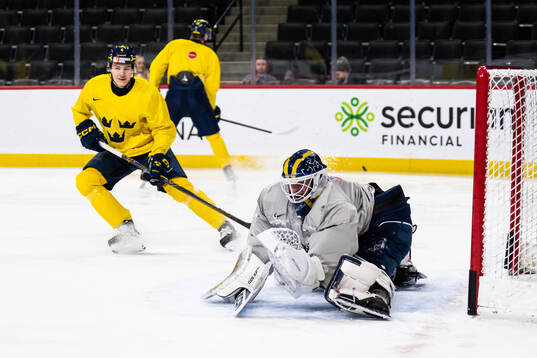 Leo Sahlin Wallenius and goaltender Love Härenstam of