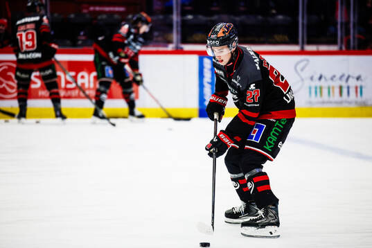 Örebros Peetro Seppälä ishockeymatchen i SHL mellan