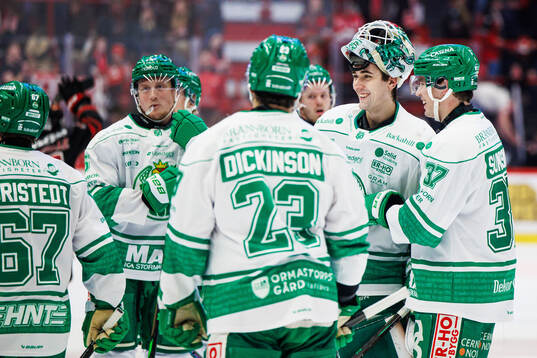 Rögles målvakt Arvid Holm jublar med lagkamrater