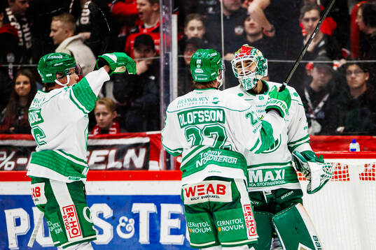 Rögles målvakt Arvid Holm jublar med Fredrik Olofsson