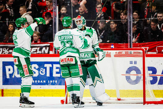 Rögles målvakt Arvid Holm jublar med Fredrik Olofsson