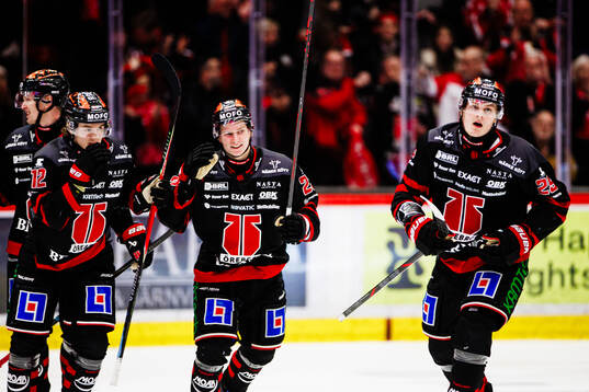 Örebros Milton Oscarson jublar med Egor Polin och Noah