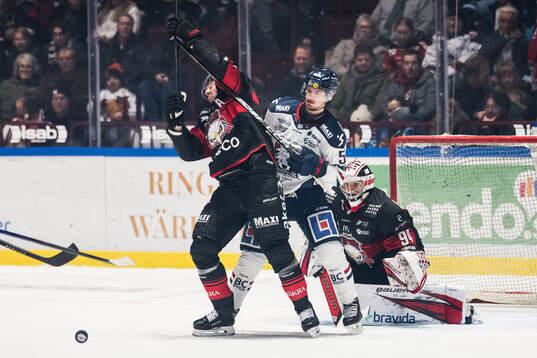 Malmö Redhawks Johan Ivarsson och Linköpings Adam Hofbauer
