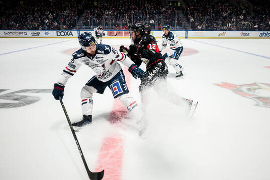 Linköpings David Bernhardt och Malmö Redhawks Linus Öberg