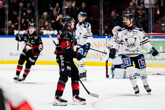 Malmö Redhawks Topi Niemelä jublar