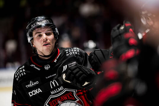 Malmö Redhawks Topi Niemelä jublar