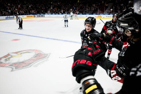 Malmö Redhawks Linus Öberg jublar