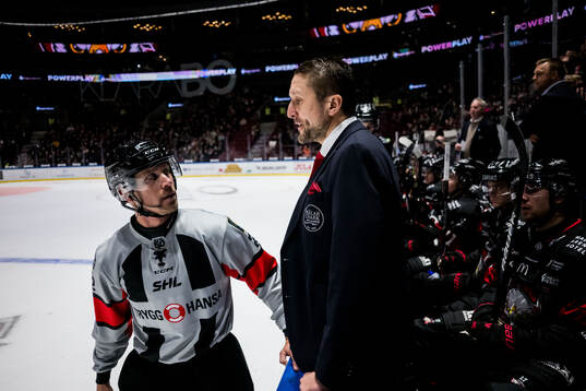 Domare Andreas Harnebring och Malmö Redhawks tränare