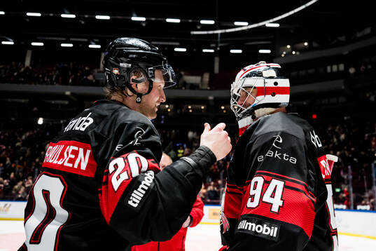 Malmö Redhawks Thomas Berg Paulsen och målvakt Marek