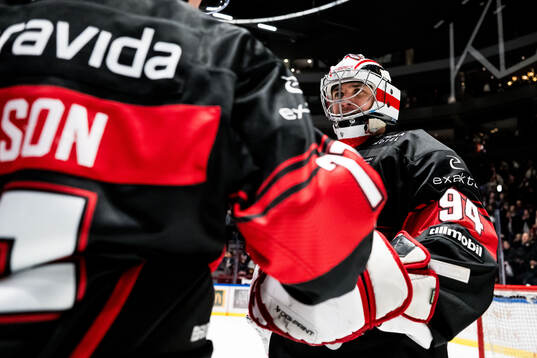 Malmö Redhawks målvakt Marek Langhamer jublar