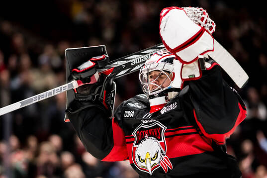 Malmö Redhawks målvakt Marek Langhamer jublar