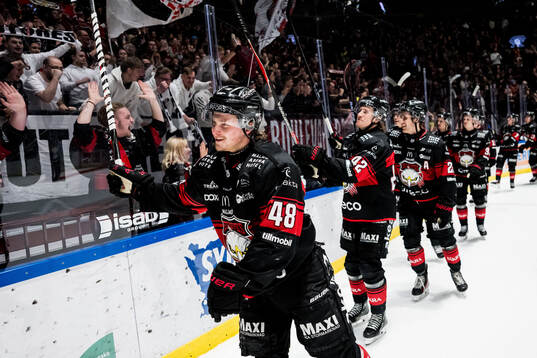 Malmö Redhawks Lauri Pajuniemi och Robin Salo jublar