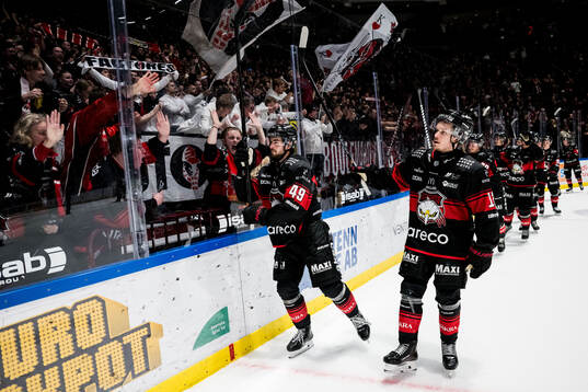 Malmö Redhawks Seth Barton och Linus Öberg jublar
