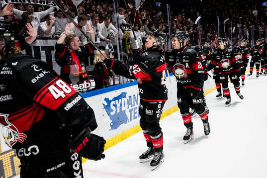 Malmö Redhawks Robin Salo och Janne Kuokkanen jublar