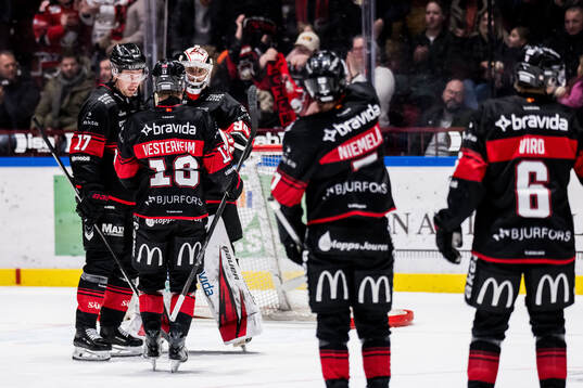 Malmö Redhawks Johan Ivarsson och målvakt Marek Langhamer