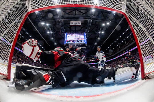 Malmö Redhawks målvakt Marek Langhamer med en räddning