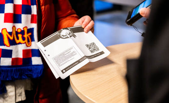 En analog biljett utskriven på papper scannas