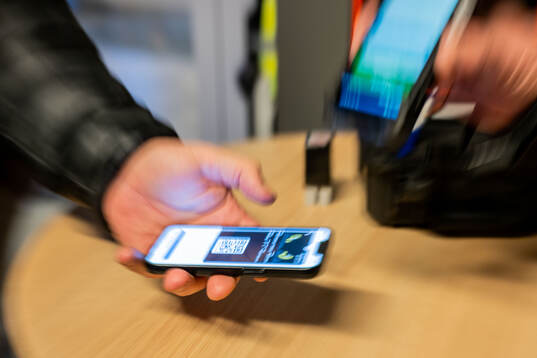 En digital biljett på en telefon scannas