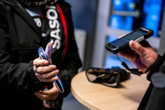 En digital biljett på en telefon scannas