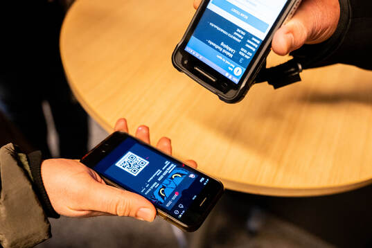 En digital biljett på en telefon scannas