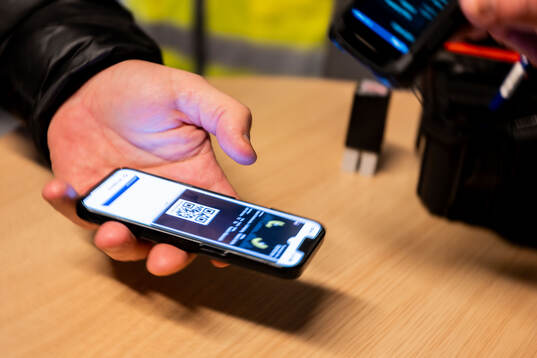 En digital biljett på en telefon scannas