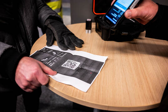 En analog biljett utskriven på papper scannas