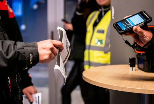 En analog biljett utskriven på papper scannas
