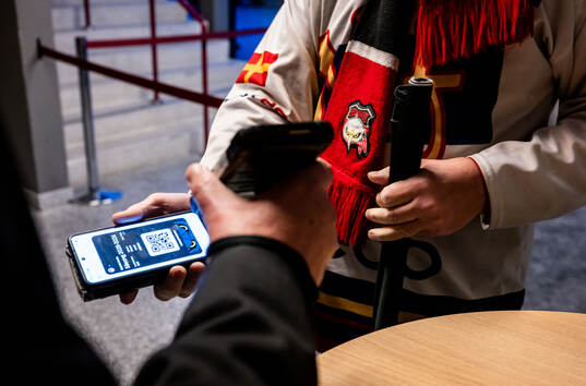 En digital biljett på en telefon scannas