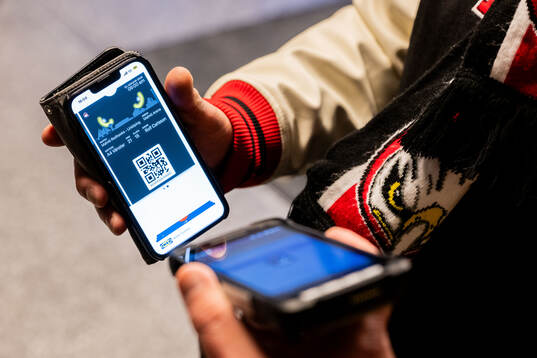 En digital biljett på en telefon scannas