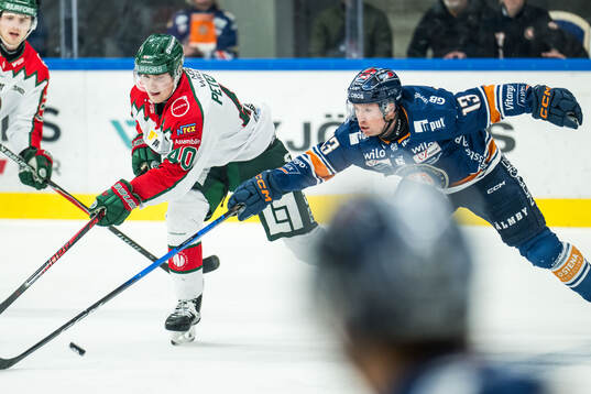 Frölundas Jacob Peterson och Växjös Dylan Mclaughlin