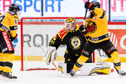 Brynäs målvakt Damian Clara och Luleås Brendan Shinnimin