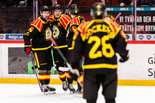 Brynäs Johan Larsson och Jakob Silfverberg jublar