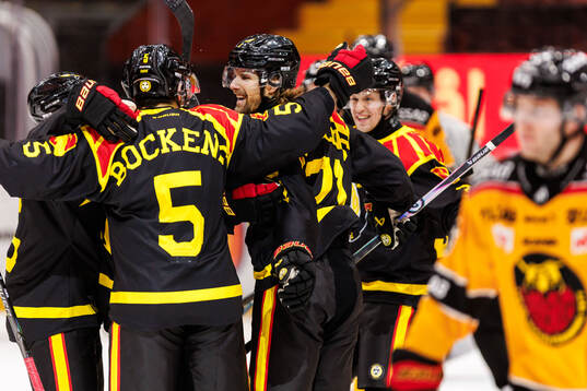 Brynäs Axel Jonsson-Fjällby jublar med lagkamrater