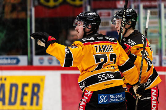 Luleås Ben Tardif och Pontus Andreasson jublar