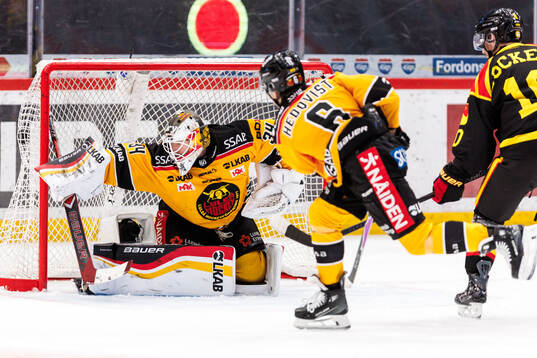 Brynäs Johan Larsson gör 4-2 bakom Luleås målvakt Joel