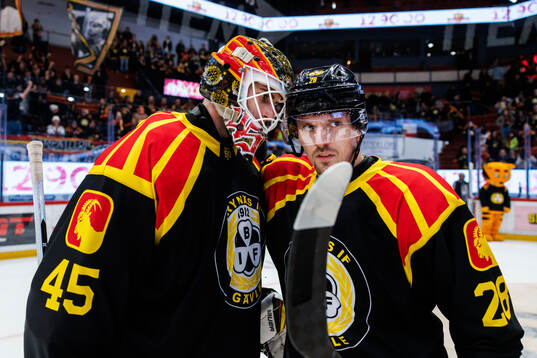 Brynäs målvakt Damian Clara och Johannes Kinnvall jublar