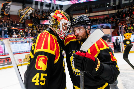 Brynäs målvakt Damian Clara och Michal Kempny jublar