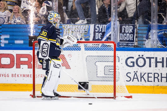 HV71s målvakt Lassi Lehtinen deppar