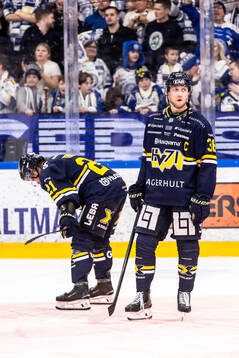 HV71s Olle Alsing och Mattias Tedenby deppar